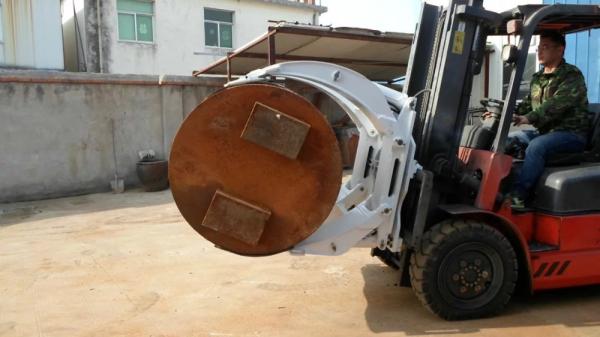 Carregamento descarregando a braçadeira de papel de 2 toneladas do rolo dos acessórios da forquilha da empilhadeira para o transporte interurbano