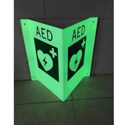 V deu forma a 3 AED do sinal do coração da maneira fixados na parede com pintura do fulgor da noite