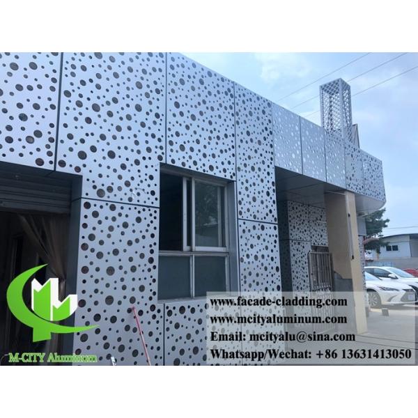 Façades métalliques avec trous ronds perforés