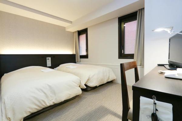 Lae standard twin room hotel furniture of wood headboard bed with long combine desk table and fabric chairs