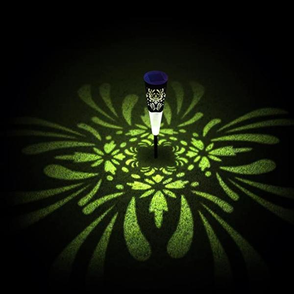 На открытом воздухе солнечный приведенный в действие ландшафт освещает света лан