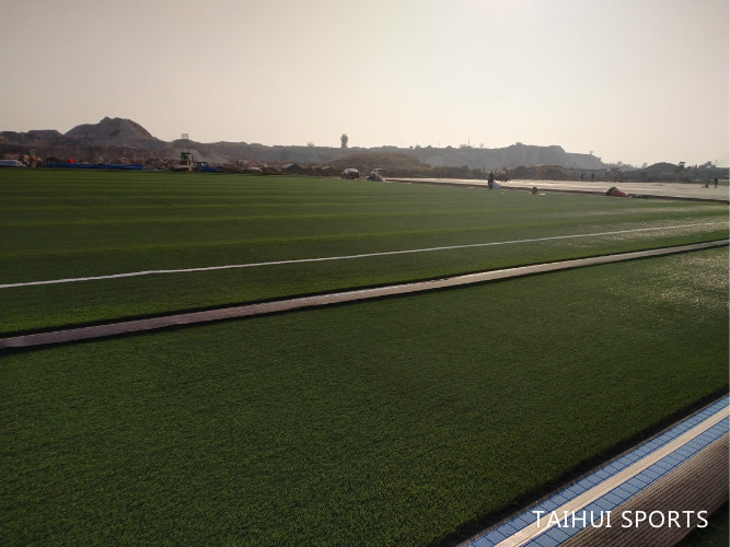 50 High Density crosslinked Artificial Turf Shock Pad Grass Carpet Weather Resistance Water Proof Various Thickness(图8) ФИФА предпочитает искусственный газовый ударный щит с ламинированной быстрой установкой 60 кг/м3