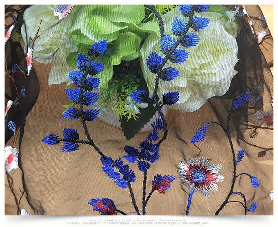 Tela 100% bordada floral pesada do laço da malha do poliéster para o vestido do traje de DIY