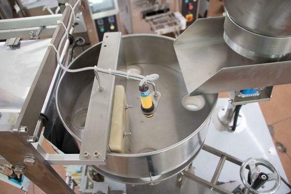 Automatic sachet popcorn/nuts/chips packing machine with cup volumetric filler