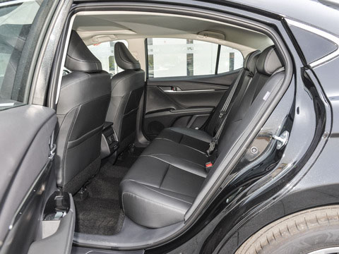 Aluminium Alloy Roof Rack and Fabric Seats 2024 Toyota Camry Ride-On Car for Passenger