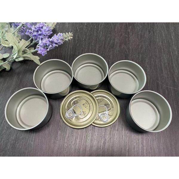 Пустая консервная банка для собачьего, кошачьего или другого пищи.