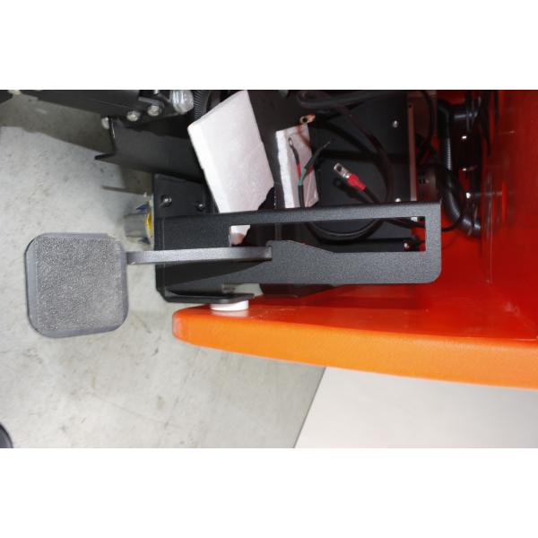 Promenade derrière la machine de nettoyage de plancher d'entrepôt, machine industrielle de joint de plancher