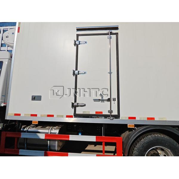 Hot Sale HOWO 6 Wheels 4x2 Small Manual Freezer Truck Refrigerated Container Truck