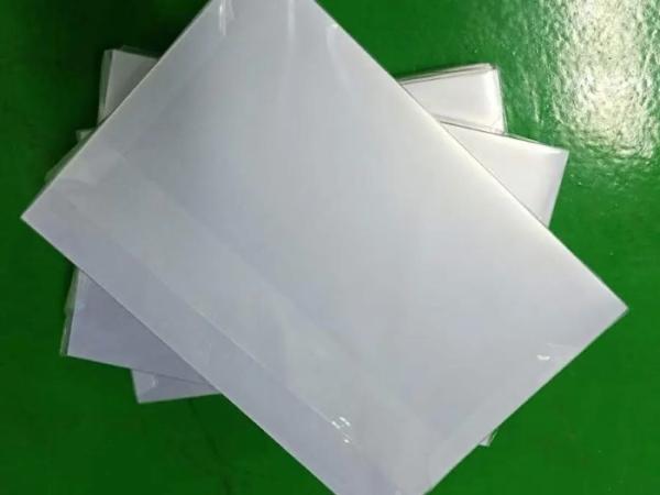 80 microns / 0,08 mm Film de revêtement en PVC transparent pour la stratification des cartes