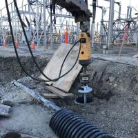 Sistema de energía solar portátil base de personalización con hélice de anclajes de tornillo pila