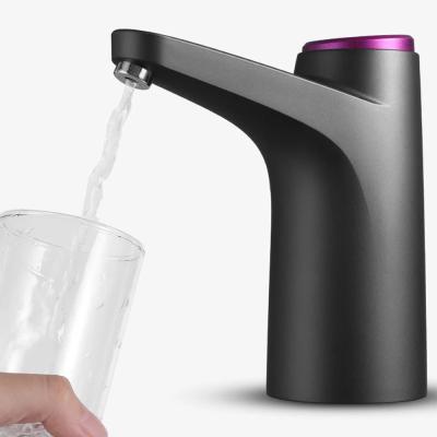 Dispensador de água automático portátil branco e preto com capacidade de 1200mah