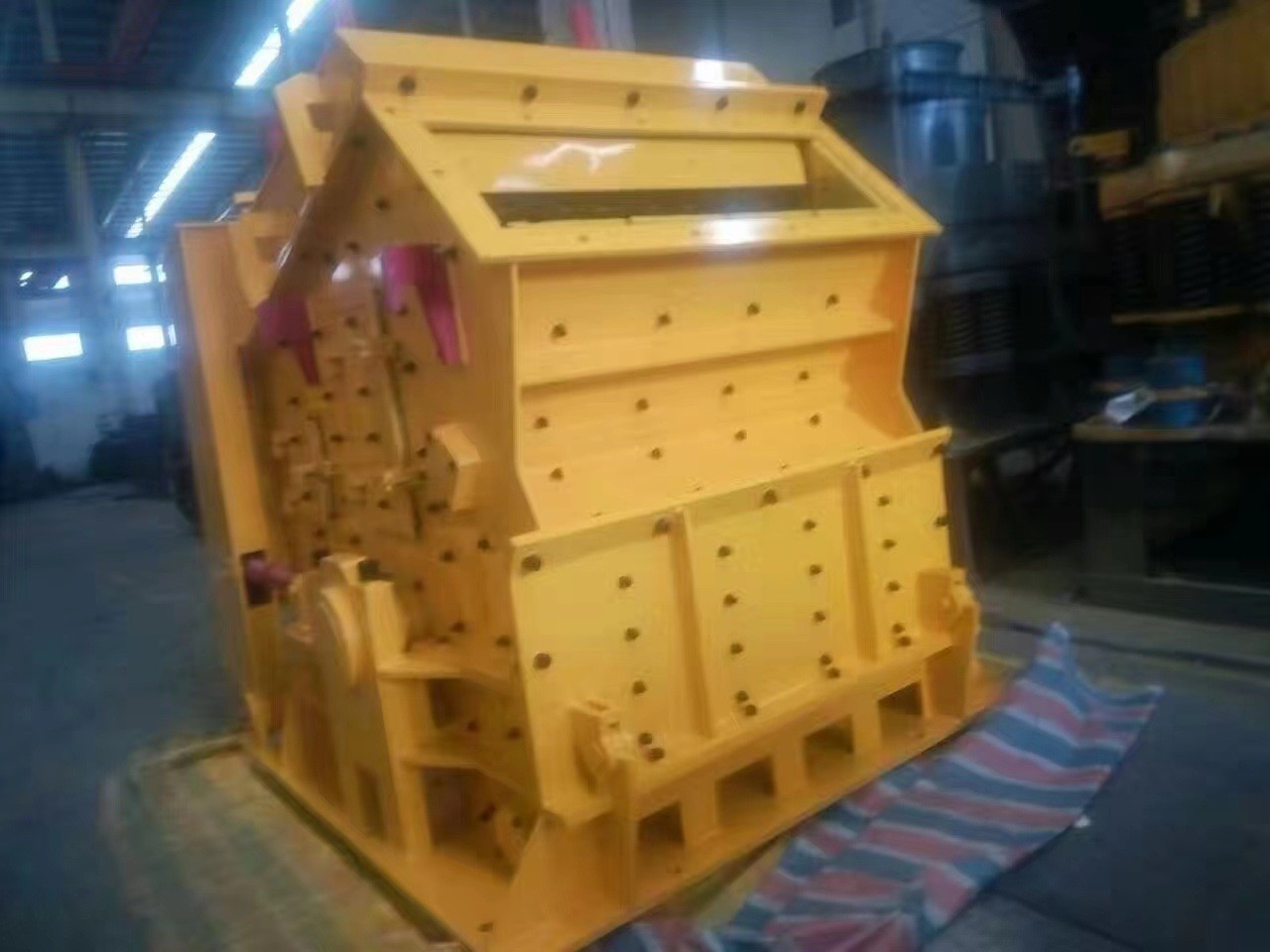 Under Technical Guidance Installation 50-300 T/H Limestone Granite Impact Crusher