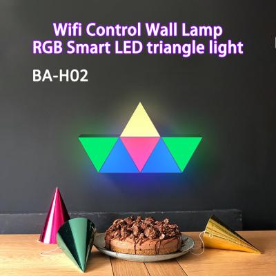 O feriado do diodo emissor de luz do controle de Smart Wifi ilumina o painel esperto da luz do diodo emissor de luz do triângulo do RGB para a sala de visitas