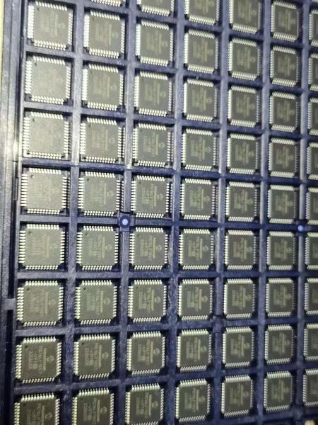 PIC16LF1937-I/PT Electronic Integrated Circuit MICROCHIP QFP