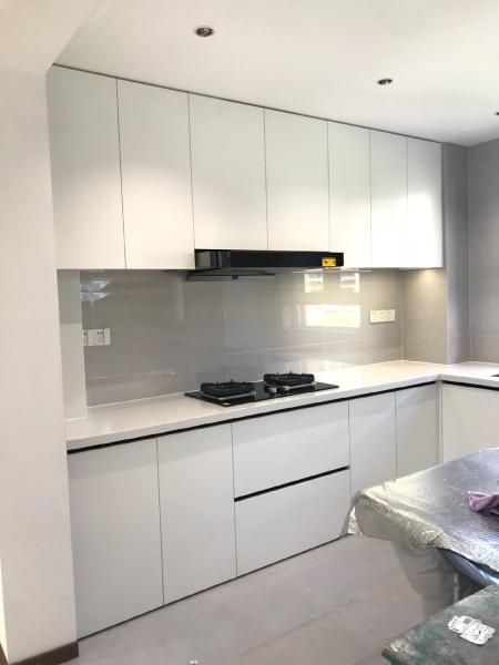Armoire de cuisine moderne avec design personnalisable en contreplaqué mélaminé