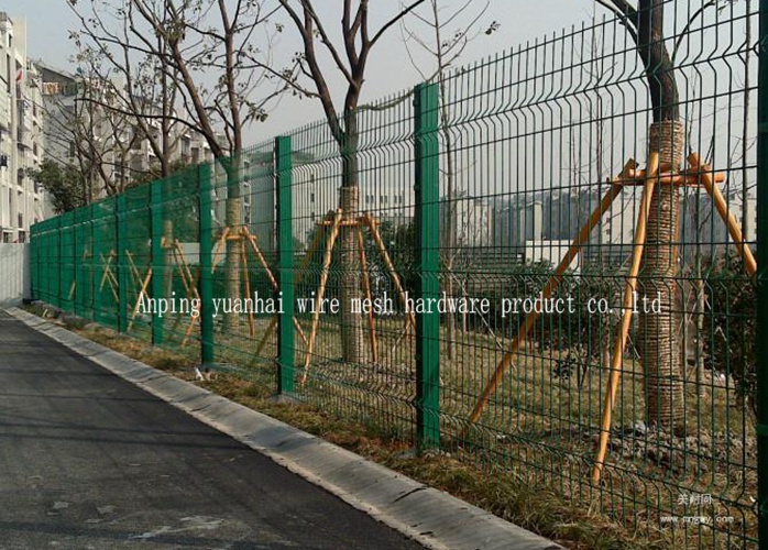 Сложенный Ре панели загородки треугольника провода сетки - рисуя Гаванизед связывает проволокой столб квадрата/персика
