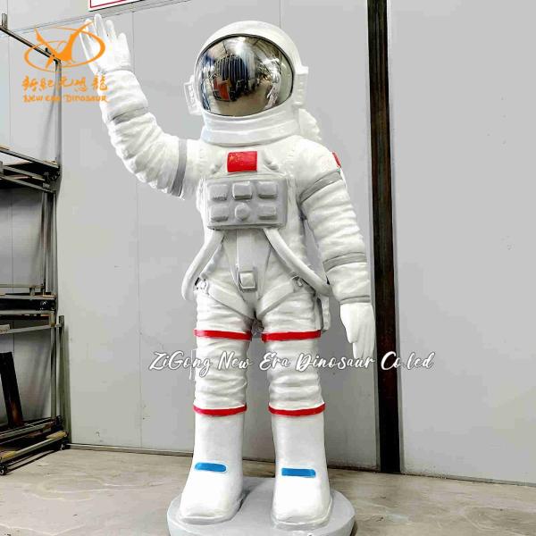 Modèle d'astronaute électrique avec actions adapté aux événements éducatifs