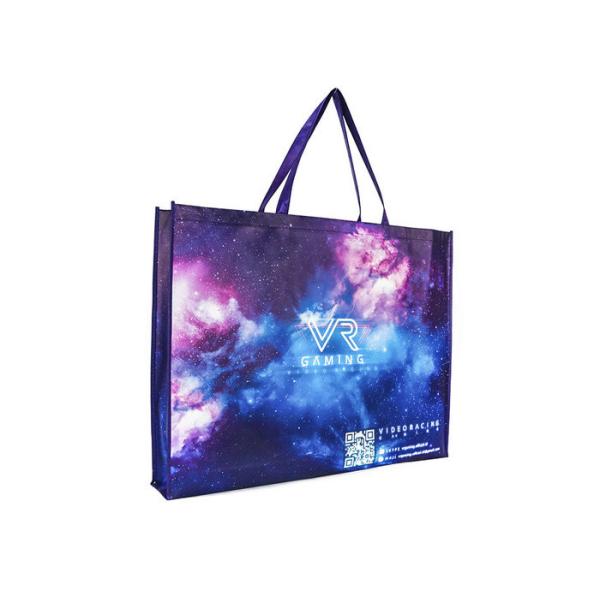 Практически прокатанные не сплетенные многоразовые сумки представляют/ханжи паку