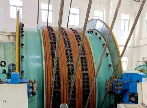 Une grande capacité de levage et une faible consommation d'énergie du chariot élévateur à mines à friction à plusieurs cordes