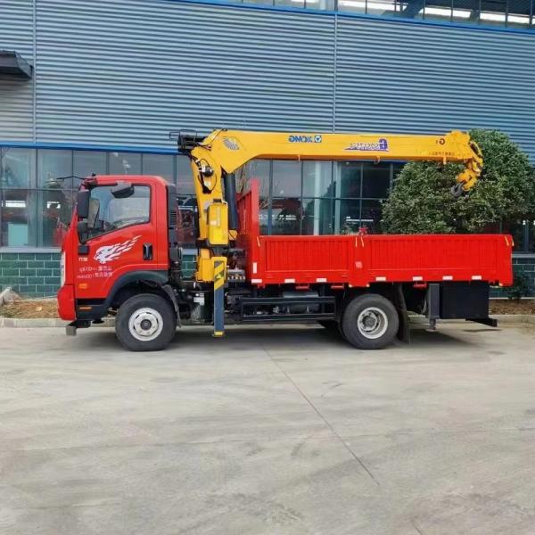 Camion grue hydraulique Sinotruk 4x2 7 tonnes, transmission 8 vitesses