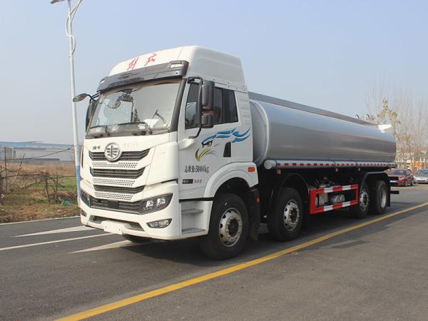 Qingdao Jiefang 260 Horsepower 8X2 Total Weight 31 Ton Volume 18.1 Cubic Meter Chemical Liquid Transporter (Chengliwei Brand)