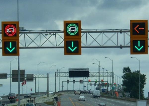Outdoor Digital LED Traffic Sign Boards , Reversible Lane Sign Low Thermal Impact Resistant