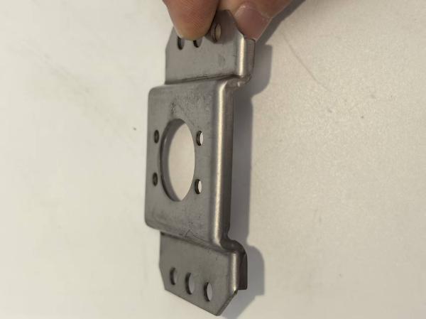 Pieza de estampado de metal personalizada – Punzonado de precisión, soporte de acero de alta resistencia, resistente a la corrosión, diseño de montaje de múltiples orificios