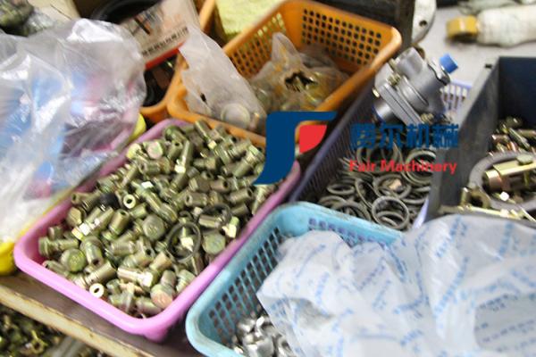 Professional CAT Loader Parts LW300FN Tyre Screw M10*1.25*25 Doosan503