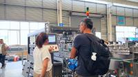 Les clients américains de glaces regardent la vidéo de l'équipement d'emballage des boîtes en cours d'exécution sur le site