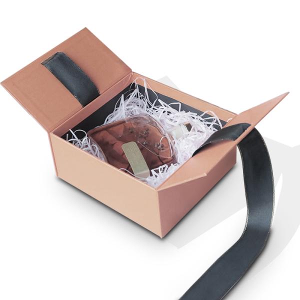 Boîtes en papier écologiques avec fermeture magnétique et ruban d'emballage cadeau personnalisé