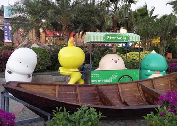 Handmade Fiberglass Cartoon Statues Goog Looking Appearance Custom Size