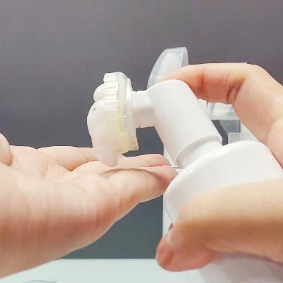 Skin Soft Touch Body Cleanser Face Wash Massage Pet Plastic Foaming Bottles with Silicone Brush Lotion PumpPopular