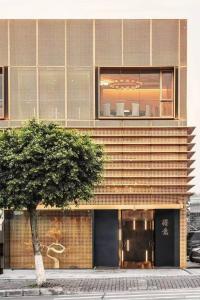 Concrete Cover Lightweight Aluminium Roof Tiles Seamless Metal Strip Ceiling