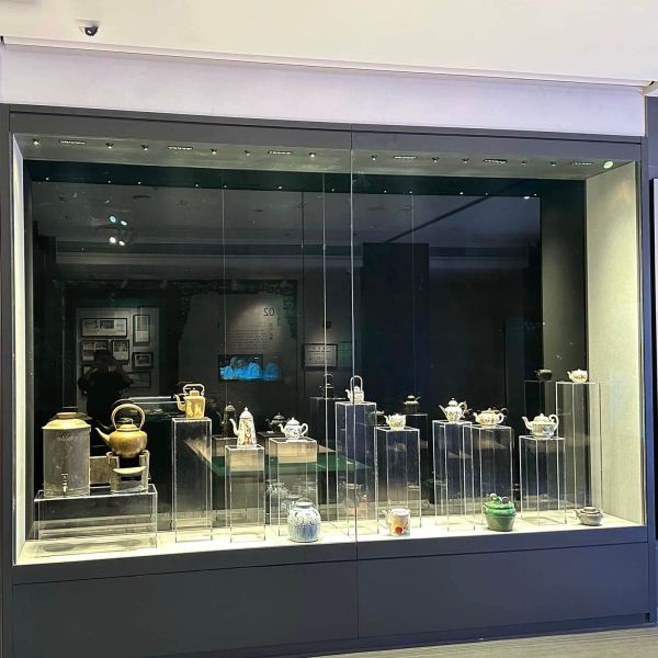 Modern Wall Hanging Display Cabinet With Customizable Electric Pushing Rod Glass Door