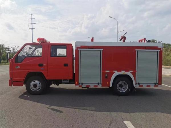 JMC 2T Mini Petit 3.56cbm Hauteur de jet 40m Réservoir d'eau Capacité 2+3 Hommes 4X2 Camion de pompier citerne