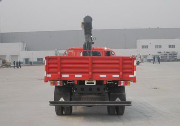 Red Light Duty Commercial Trucks , 4 * 2 Sinotruk Howo 3t Left Hand Drive Truck Crane