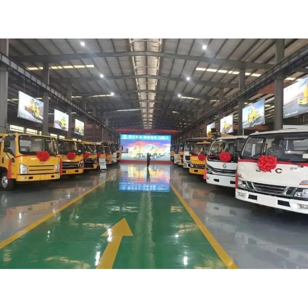Sinotruk HOWO Logistics Camping Van 4*2 Camping Vehicle With Dual Slide Outs