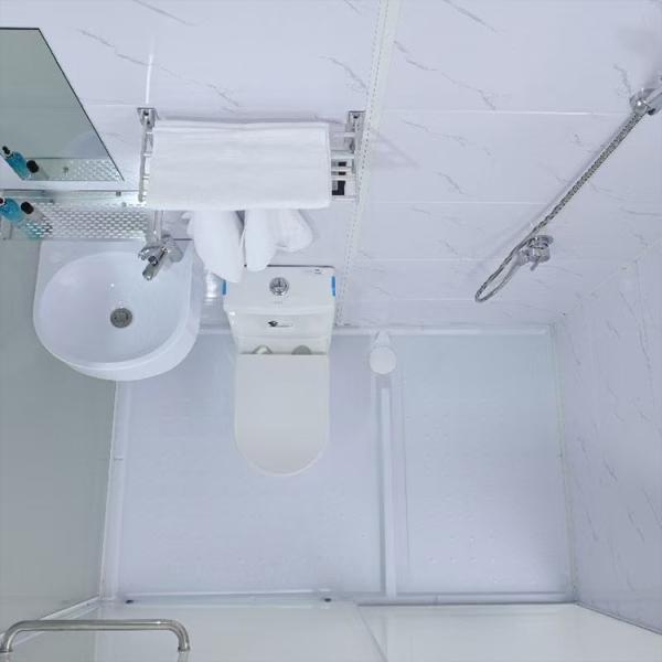 Salle de bains intégrée avec finition blanche et double système de rinçage