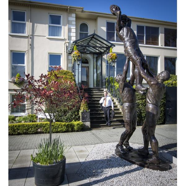 Современная бронзовая скульптура регби, металлические статуи для отеля Сэндимаунт.