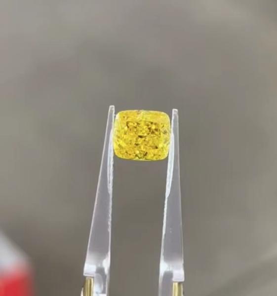 HPHT Diamond Man Made Radiant Cut amarelo vívido extravagante 2.09ct IGI habilitado