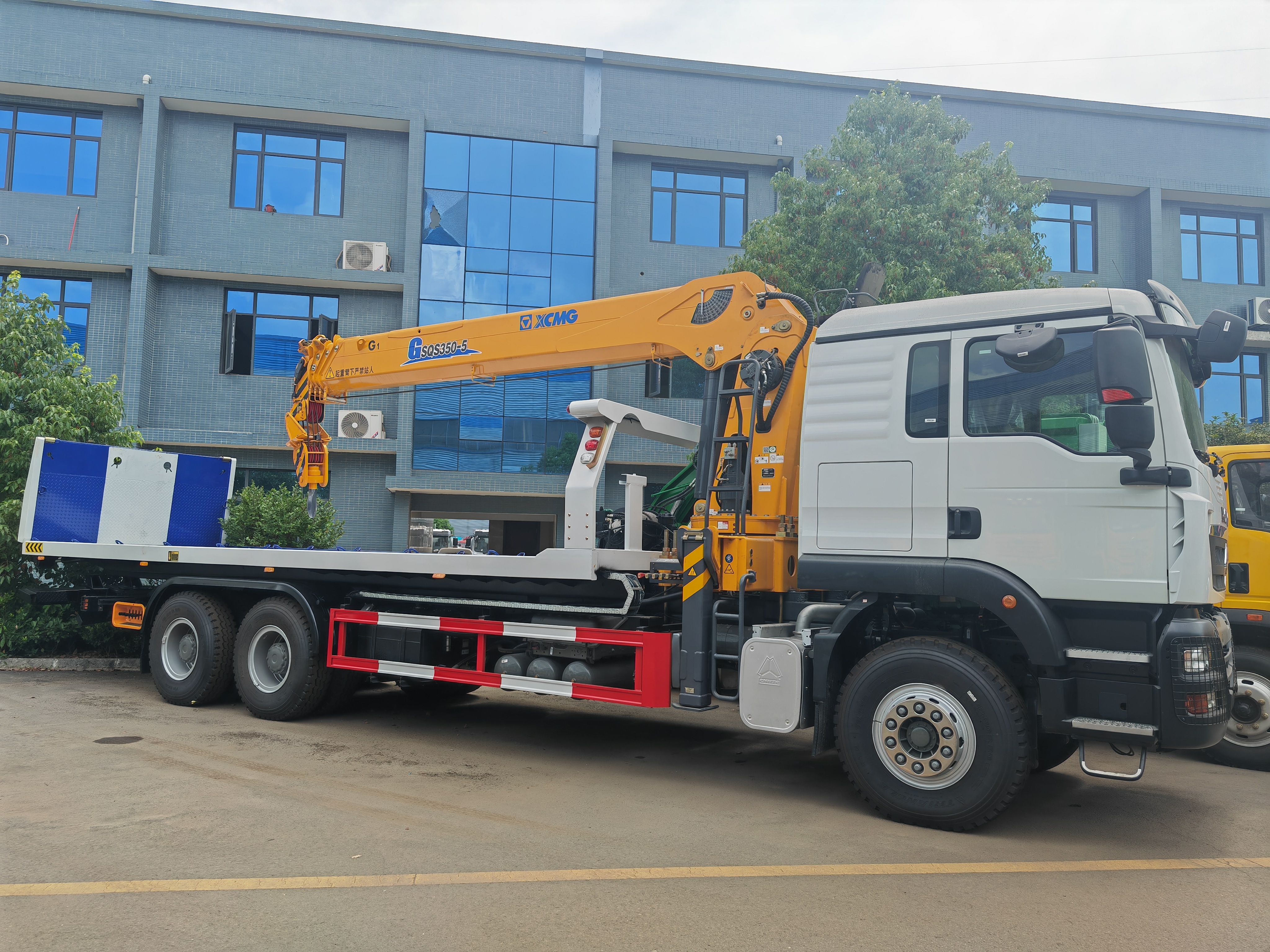 HOWO Tow Truck Heavy Duty Wrecker Truck with XCMG GSQS350-5 Crane 14 Ton 16 Ton Recovery Truck for Saudi Arabia