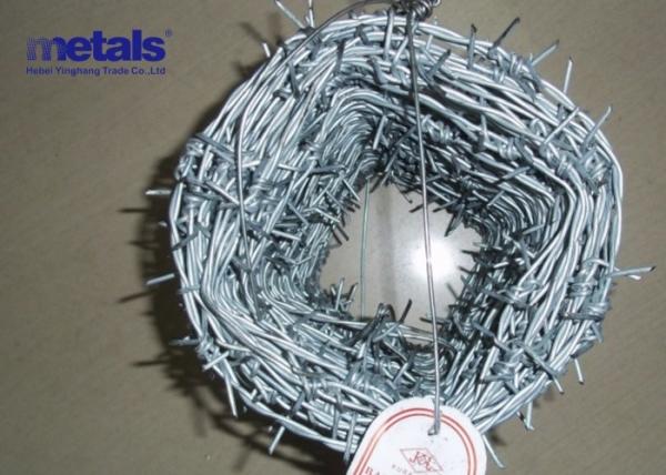 Arame farpado galvanizado, ideal para cercas de alta segurança em ambientes militares, prisionais e industriais.
