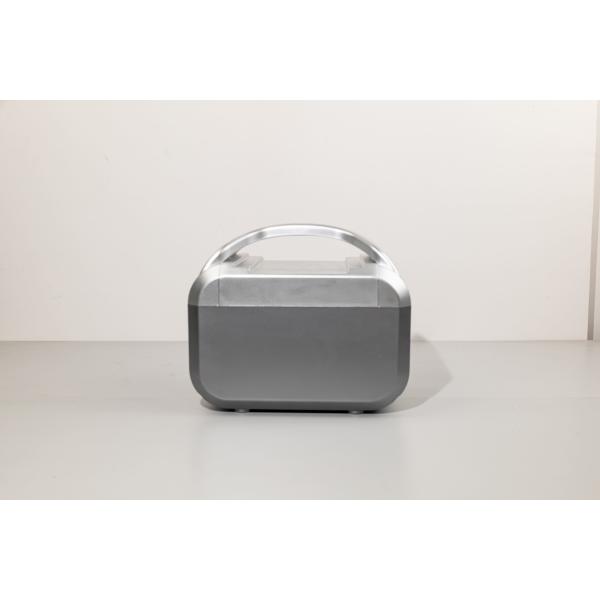 UL / CE одобренный 576Wh AC выходная мощность быстрая зарядка в течение 3 часов портативная солнечная электростанция с светодиодным освещением для RV