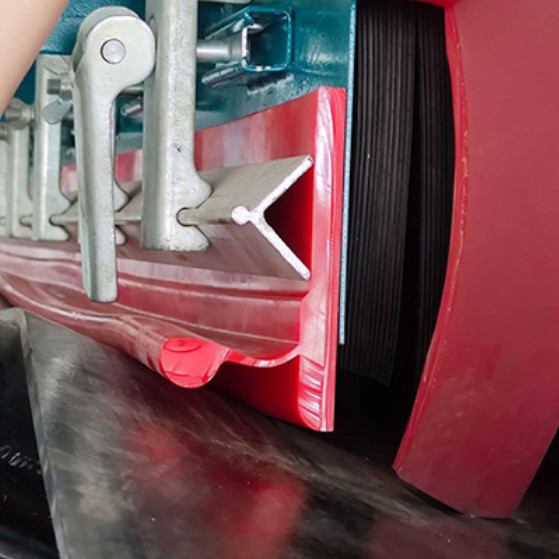 Пояс обходя герметизируя тип обход уплотнения y доски юбки транспортера двойной уретана