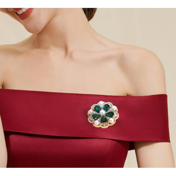 Golden round pearl brooch , womens brooch pins Petal Shape 4.8cm Size