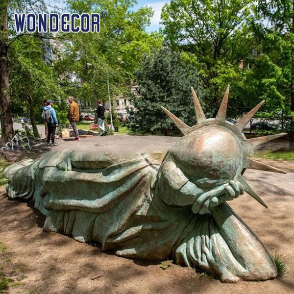 Свобода лежит по диагонали бронзовые садовые скульптуры в парке