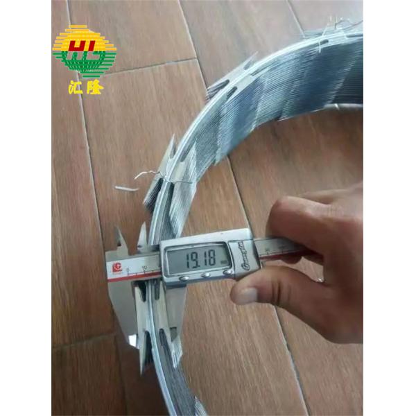 Pvc покрыл колючую проволоку безопасностью проволочной изгороди бритвы лезвия 2.8mm сетки диаманта