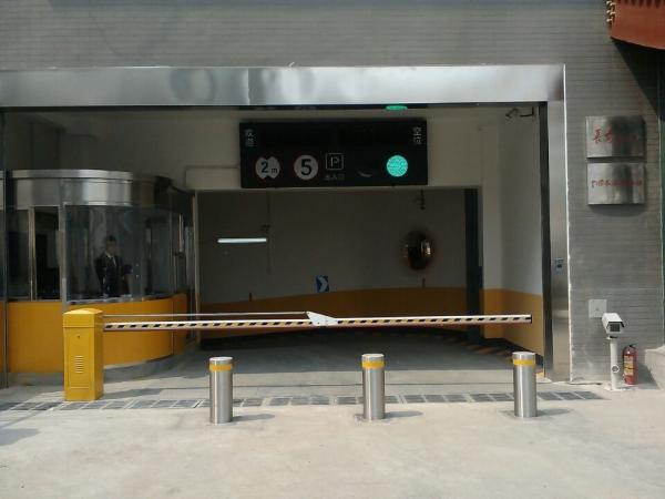 Ensaio de impacto Bollardo mecânico para proteção do perímetro