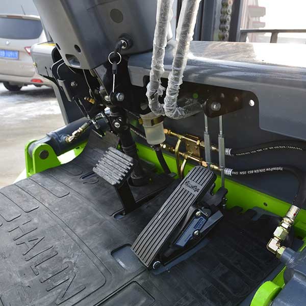 Mast 4.5m Forklift Truck Solid Tires Four Wheels 3.5T Lithium Battery Forklift