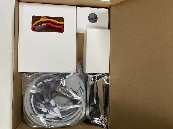 12 appareils à ECG à plomb Produit médical professionnel électrocardiographe numérique à 6 canaux